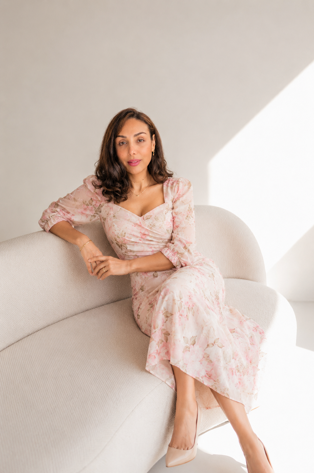 Evelyn Freire de Carvalho sentada em um ambiente claro e acolhedor